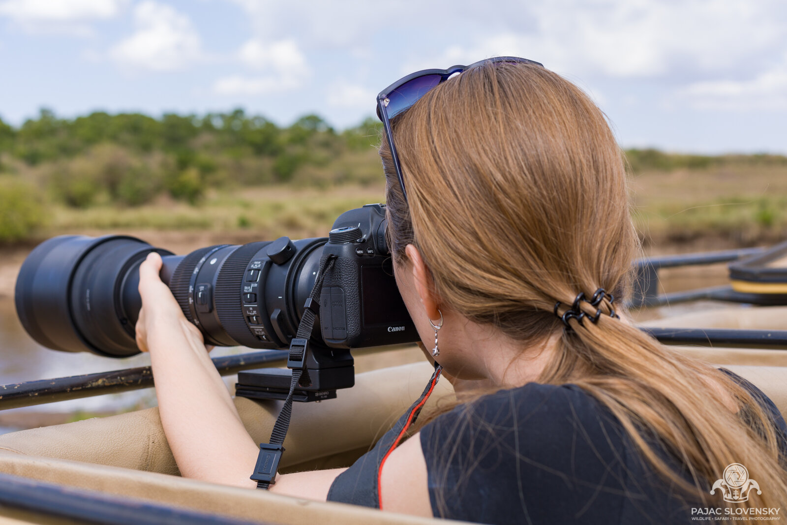 The second photographer of the team shooting with the Sigma 150-600 from the safari vehicle