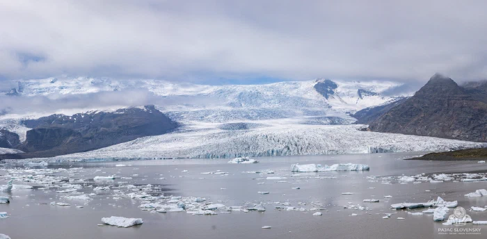 Glacier front calving into the still water of Fjallsárlón lagoon
